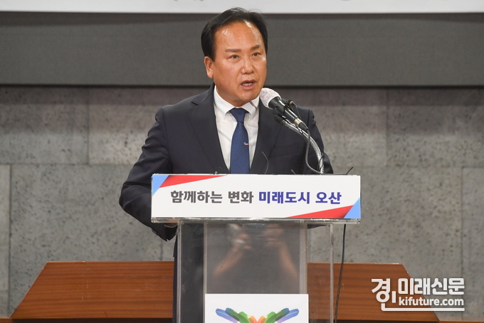이권재 오산시장이 지난 14일 제278회 오산시의회 제3차 본회의 파행을 비판하는 입장문을 발표하고 있다. <사진=오산시>