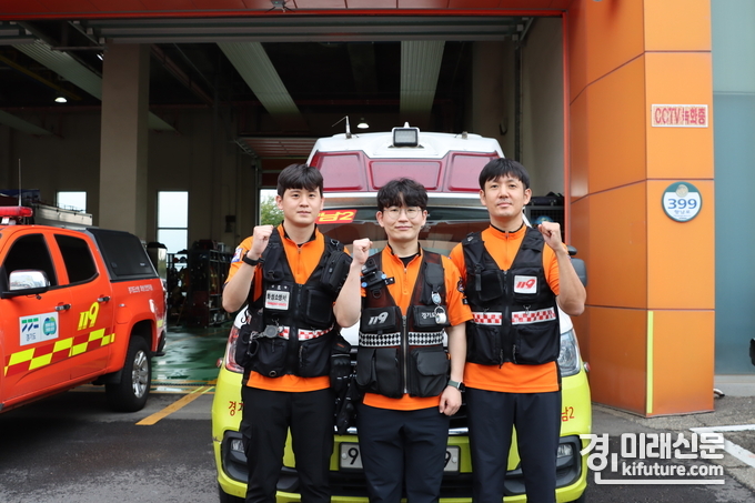 심정지 환아를 위기상황에서 안전하게 구한 화성소방서 직원들이 화이팅을 외치고 있다. <사진=화성소방서>