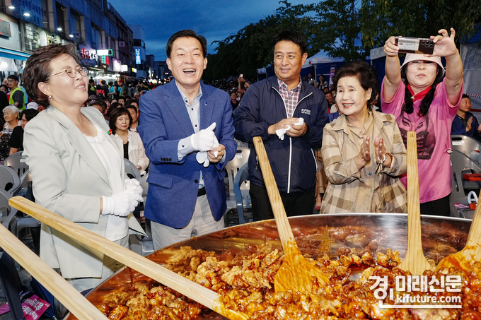 이재준 수원시장(왼쪽 2번째) 등이 대형식기에 담긴 닭강정을 비비고 있다. <사진=수원시>