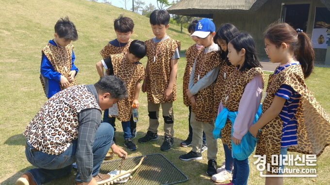 오이도 선시유적지에서 학생들이 선사시대 생활을 교육받고 있다. <사진=시흥시>
