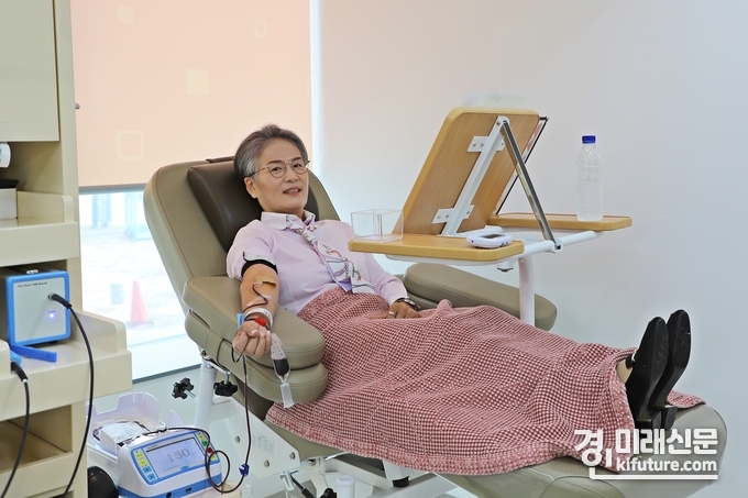 송미희 시흥시의회 의장이 헌혈을 하고 있다. <사진=시흥시의회>