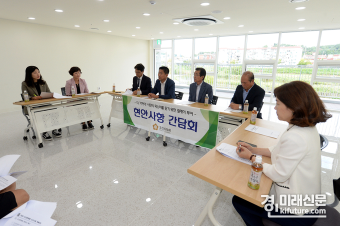 오산시의회는 지난 21일 문화원사 건립 현장에서 간담회를 진행하고 있다. <사진=오산시의회>