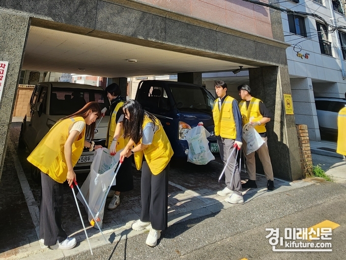 GH 직원들이 명절 고향 귀성객 맞이 환경정화 활동을 실시하고 있다. <사진=GH>