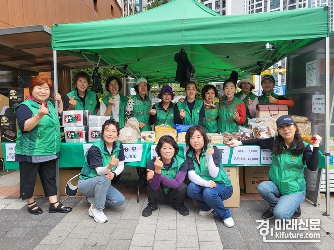광명시 광명7동 새마을부녀회는 지난 21일부터 22일까지 2일간 동 행정복지센터 앞에서 '추석맞이 사랑의 나눔장터 바자회'를 진행한 가운데 관계자들이 기념촬영을 하고 있다. <사진=광명시>