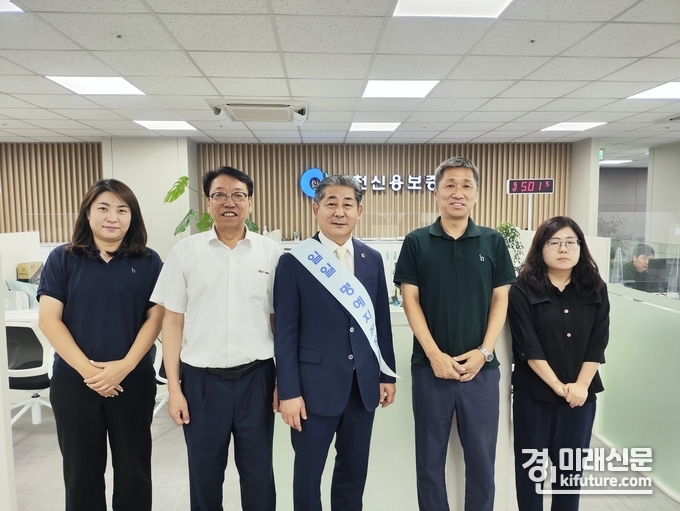 인천광역시의회 산업경제위원회 위원들이 찾아가는 이동출장소를 진행한 가운데 기념촬영을 하고 있다. <사진=인천시의회>