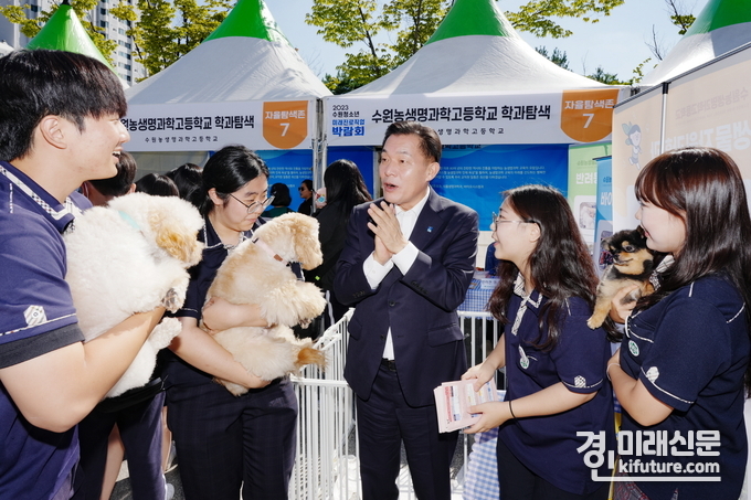 이재준 수원시장(가운데)이 청소년들과 함께하고 있다. <사진=수원시>