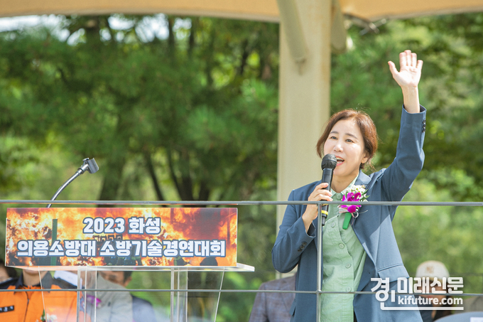 화성시의회 김경희 의장이 지난 23일 2023 화성 의용소방대 소방기술경연대회에서 축사를 하고 있다. <사진=화성시의회>