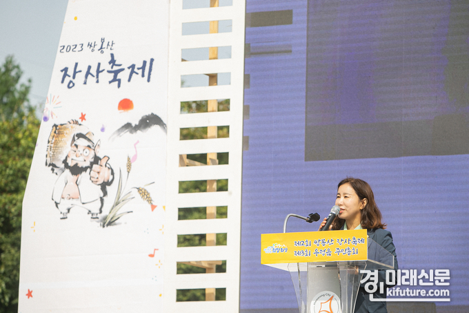 김경희 화성시의회 의장이 ‘제3회 우정읍 주민총회 및 제2회 쌍봉산 장사축제’에서 축사를 하고 있다. <사진=화성시의회>