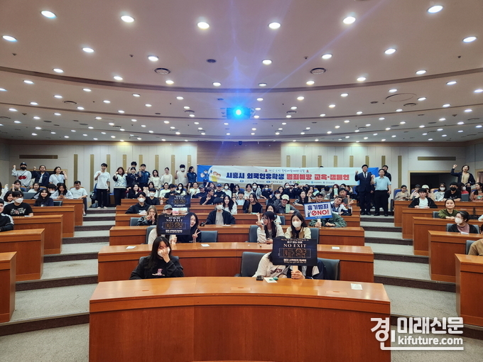 시흥시가 지난 26일 외국인 유학생 범죄예방 교육 및 캠페인을 실시하고 있다. <사진=시흥시>