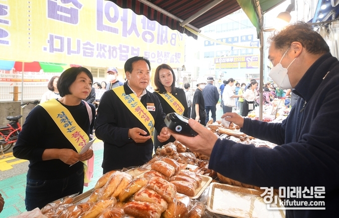 오산시가 27일 추석맞이 장보기 행사를 진행하고 있다. <사진=오산시>