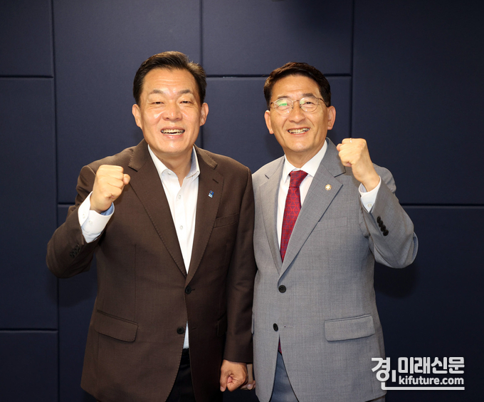 이재준 수원시장(왼쪽)과 김기정 수원시의회 의장이 라디오 출연에 앞서 화이팅을 외치고 있다. <사진=수원시>