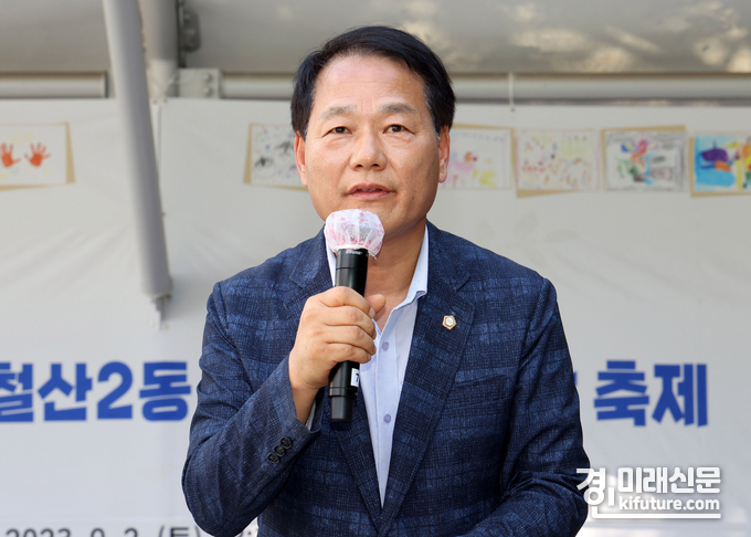 안성환 광명시의회 의장이 지난달 2일 열린 철산2동 제11회 어울림한마당 축제에서 인사말을 하고 있다. <사진=광명시의회>
