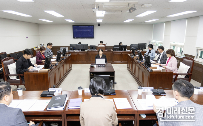 안산시의회가 6일 ‘제284회 임시회 폐회중 의회운영위원회’를 개최하고 있다. <사진=안산시의회>