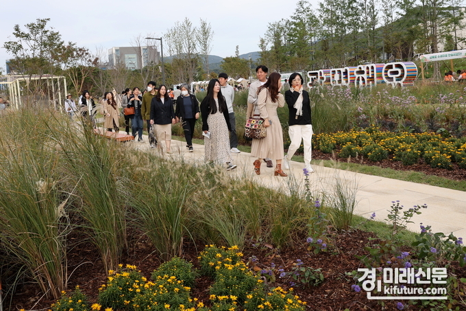 제11회 경기정원문화박람회가 지난 6일 광명시 일직동 새빛공원에서 막을 올린 가운데 시민들이 둘러보고 있다. <사진=광명시>