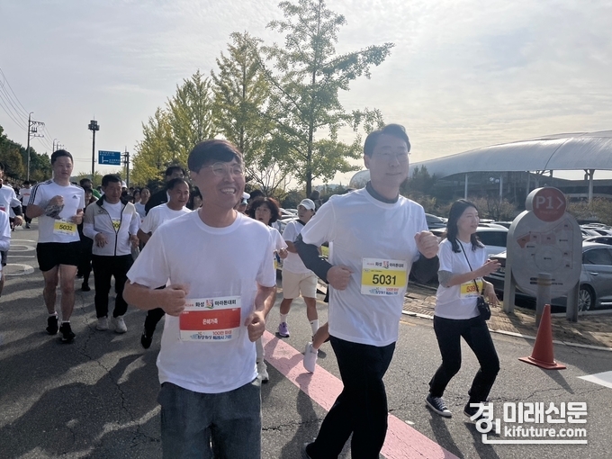 정명근 화성시장(왼쪽 2번째)이 제24회 화성 효 마라톤 대회에서 시민들과 함께 달리고 있다. <사진=화성시>