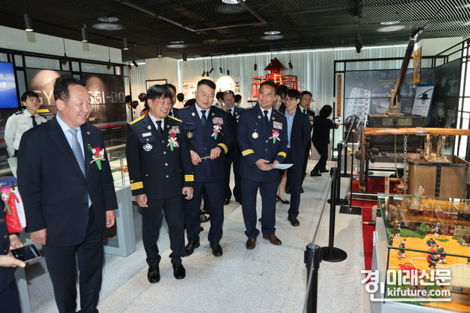 경기소방 역사 사료관이 개관한 가운데 관계자들이 둘러보고 있다. <사진=경기도> 