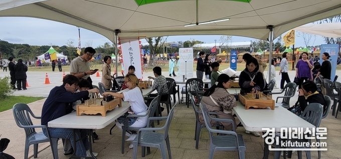 시민들이 조선놀이에 푹 빠져 있다. <사진=대한민속놀이연구소> 