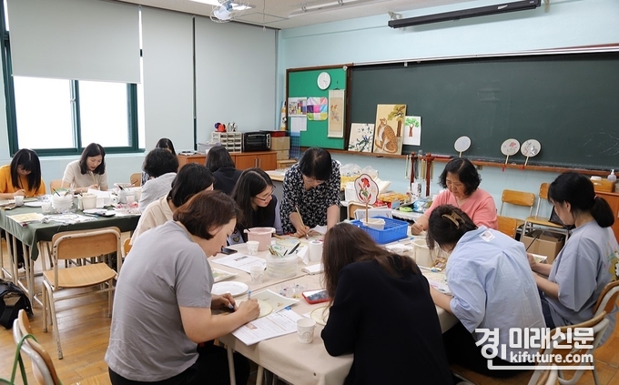 경기도교육청이 2023 예술로 행복한 수업나눔 워크숍을 진행하고 있다. <사진=경기도교육청>