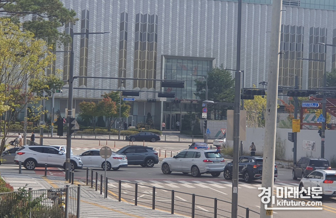 수원메쎄에 진입하는 차량들이 한쪽방향 차로를 완전히 막고 있다. <사진=민경호 기자>
