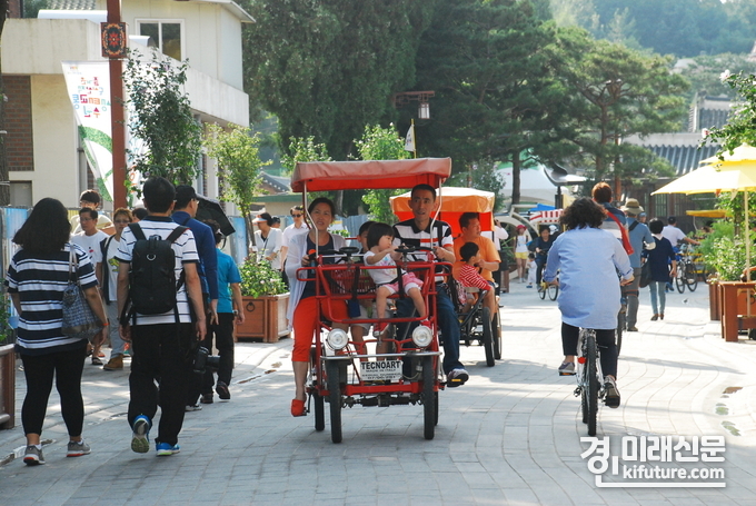 지난 2013년 9월 한 달 간 수원시 팔달구 행궁동에서 생태교통수원 2013 행사가 열려 시민들이 자동차가 사라진 거리를 즐기고 있다. <사진=수원시>
