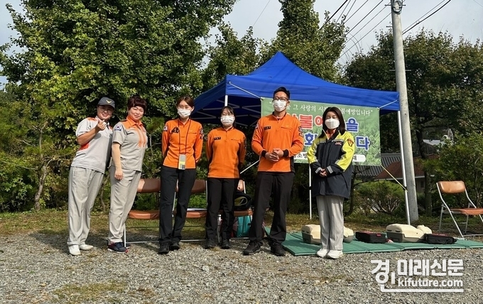 안성소방서 '산악지킴이'가 기념촬영을 하고 있다. <사진=안성소방서> 