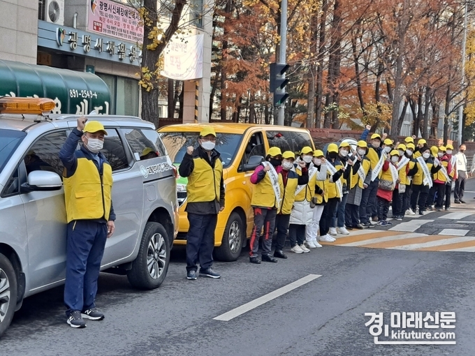 18일 한국교통장애인협회 광명시지회는 교통안전·교통사고 줄이기 결의대회와 교통사고 예방 캠페인을 진행하고 있다. <사진=광명시>
