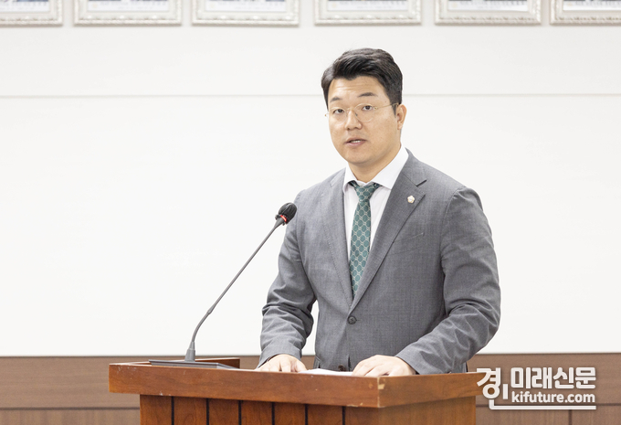 최진호 의원이 지난 16일 제285회 임시회 의회운영위원회에서 ‘안산시의회의원 윤리강령 및 윤리실천규범등에 관한 조례 일부개정조례안’에 대해 제안 설명을 하고 있다. <사진=안산시의회>