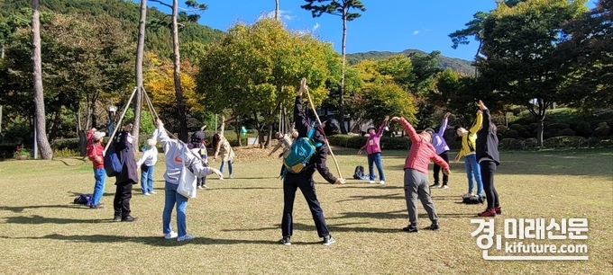 군포시가 지난 20일 치매가족 힐링프로그램을 진행하고 있다. <사진=군포시>
