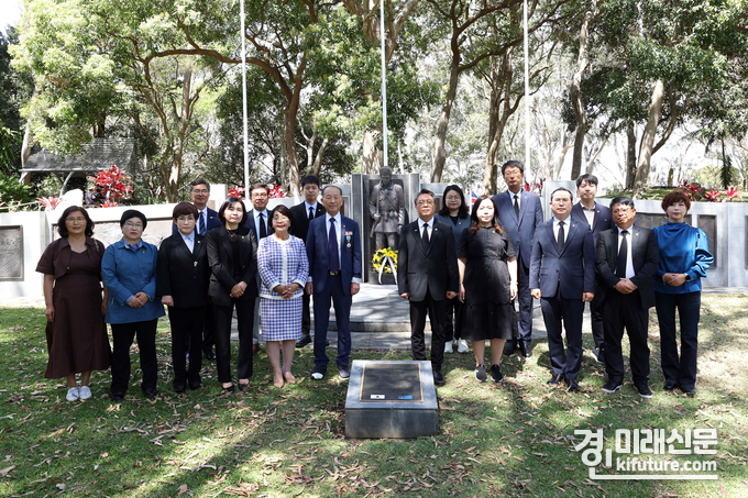 경기도의회 퀸즐랜드 친선연맹이 퀴즐랜드 코리안 워 메모리얼을 방문한 가운데 관계자들이 기념촬영을 하고 있다 .<사진=경기도의회>