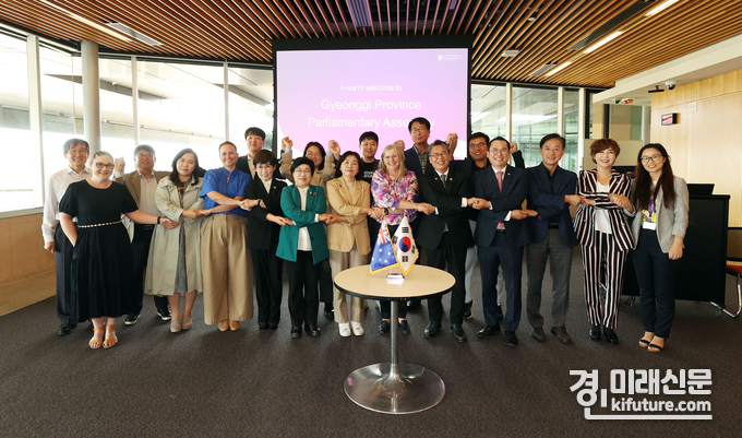 경기도의회 퀸즐랜드 친선의원연맹 대표단은 지난 19일 퀸즐랜드대학교 관계자들과 손을 맞잡고 기념촬을 하고 있다. <사진=경기도의회>