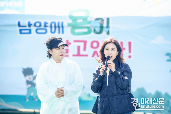 김경희 화성시의회 의장이 남양읍 자생특화축제에서 축사를 하고 있다. <사진=화성시의회>