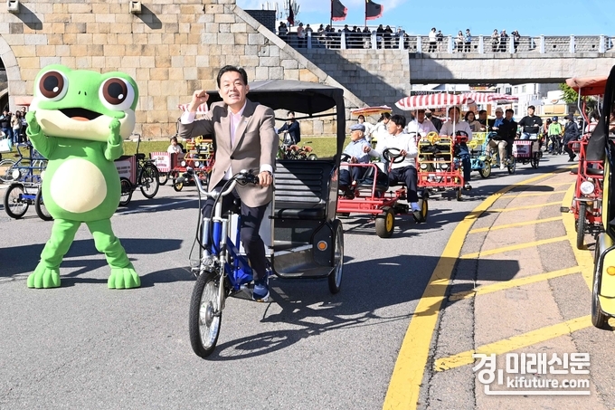 이재준 수원특례시장이 자전거를 타고 퍼레이드에 참여하고 있다. <사진=수원시>