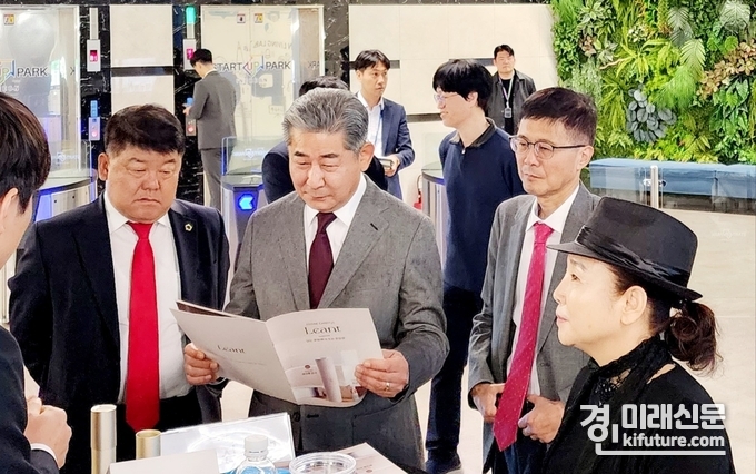 인천시의회 산경위가 '인천 스타트업파크'를 방문해 관게자의 설명을 듣고 있다. <사진=인천시의회>