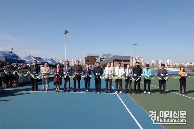 22일 시흥시 관계자들이 인라인스케이트장 개장식에서 테이프 커팅을 하고 있다 .<사진=시흥시>