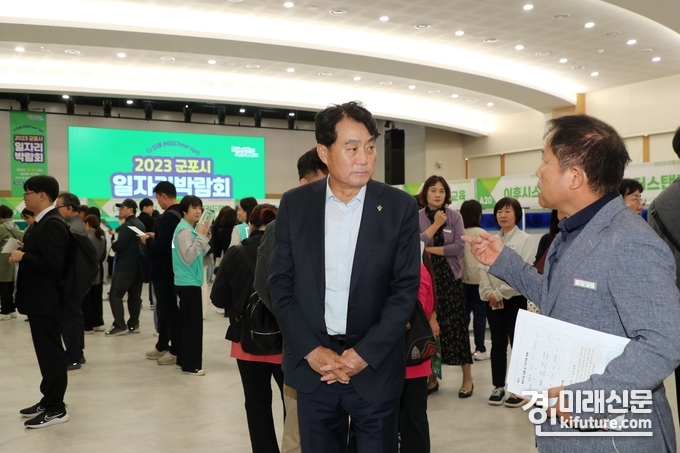 하은호 군포시장(왼쪽)이 군포시일자리박람회를 둘러보고 있다. <사진=군포시>