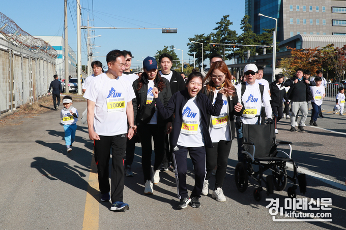 이창희 양(가운데)이 뇌성마비 장애를 극복하고 평택항 마라톤대회에 참가했다. <사진=평택시>