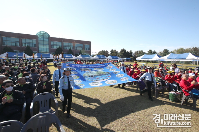 화성시민대학에서 22일 ‘제30회 교통사고 없는 안전한 대한민국 만들기 실천 결의 및 한마음 다짐대회’가 열리고 있다. <사진=화성시>
