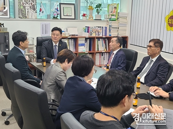 최종현 경기도의원이 경기도 시각장애인복지 현안을 논의하고 있다. <사진=경기도의회>