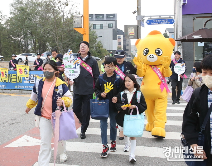 정명근 화성시장이 교통안전 연합 캠페인에 참여하고 있다. <사진=화성시>