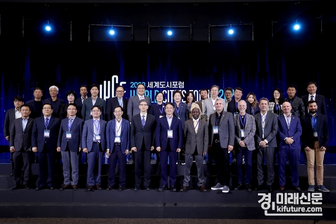 세계도시포럼 개박식에서 주요 참석자들이 기념촬영을 하고 있다. <사진=고양시>