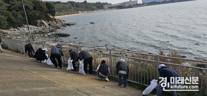 경기도농수산진흥원 임직원들이 '경기바다함께해' 3차 환경정화 활동을 하고 있다. <사진=경기도농수산진흥원>