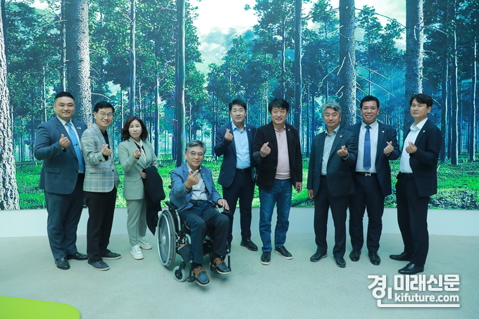 화성시의회 의원들이 무봉산 자연휴양림 개장식에서 기념촬영을 하고 있다. <사진=화성시의회>