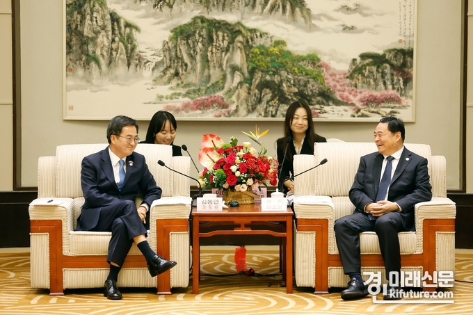 김동연 경기도지사가 하오펑 중국 랴오닝성 당서기와 환담을 나누고 있다. <사진=김동연 사회관계망서비스>