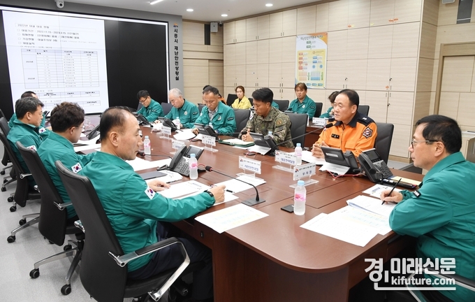 시흥시가 지난 1일 동절기 화재 및 대설 등 주요재난 대응 회의를 진행하고 있다. <사진=시흥시>