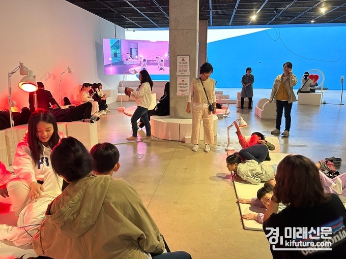 수원시립미술관이 '예술확장성 프로그램' 전시관람을 운영하고 있다. <사진=수원시립미술관>