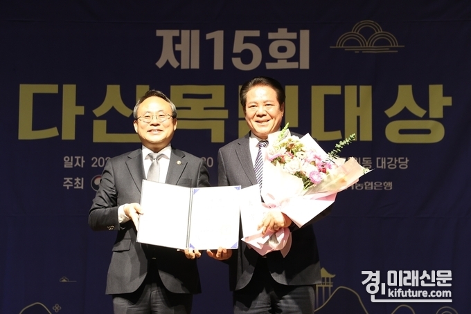 최대호 안양시장(왼쪽)이 고기동 행안부 차관에게 다산목민대상 대상(대통령사)을 받고 기념촬영을 하고 있다. <사진=안양시>