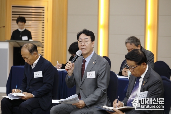 정명근 화성시장이 수출기업협의회 간담회에서 기업인들과 소통하고 있다. <사진=화성시>