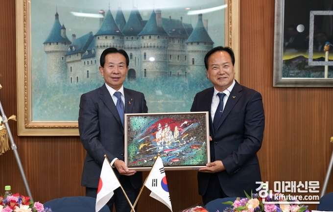 이권재 오산시장이 야가사키 데루오 히다카시장에게 오산시 대표단의 선물을 전달하고 있다. <사진=오산시>
