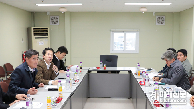 안산시의회 송바우나 의장과 유재수 도시환경위원장 최진호 의원이 17일 단원구 성곡동 반달섬 일대에서 현장 간담회를 실시하고 있다. <사진=안산시의회>