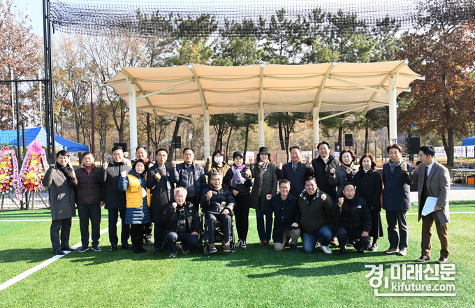 지난 18일 제14회 비봉 갈대숲 축제에 참여한 내외빈들이 기념촬영을 하고 있다. <사진=화성시의회>